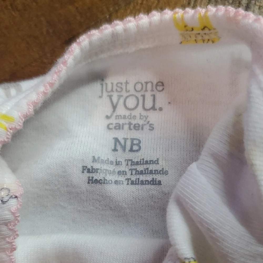 🐻 Carter's White Bodysuit with Yellow and Gray Giraffes